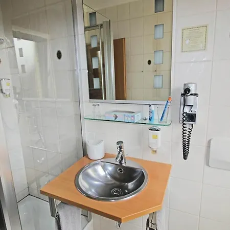 Hotel Lindenkrug 3*